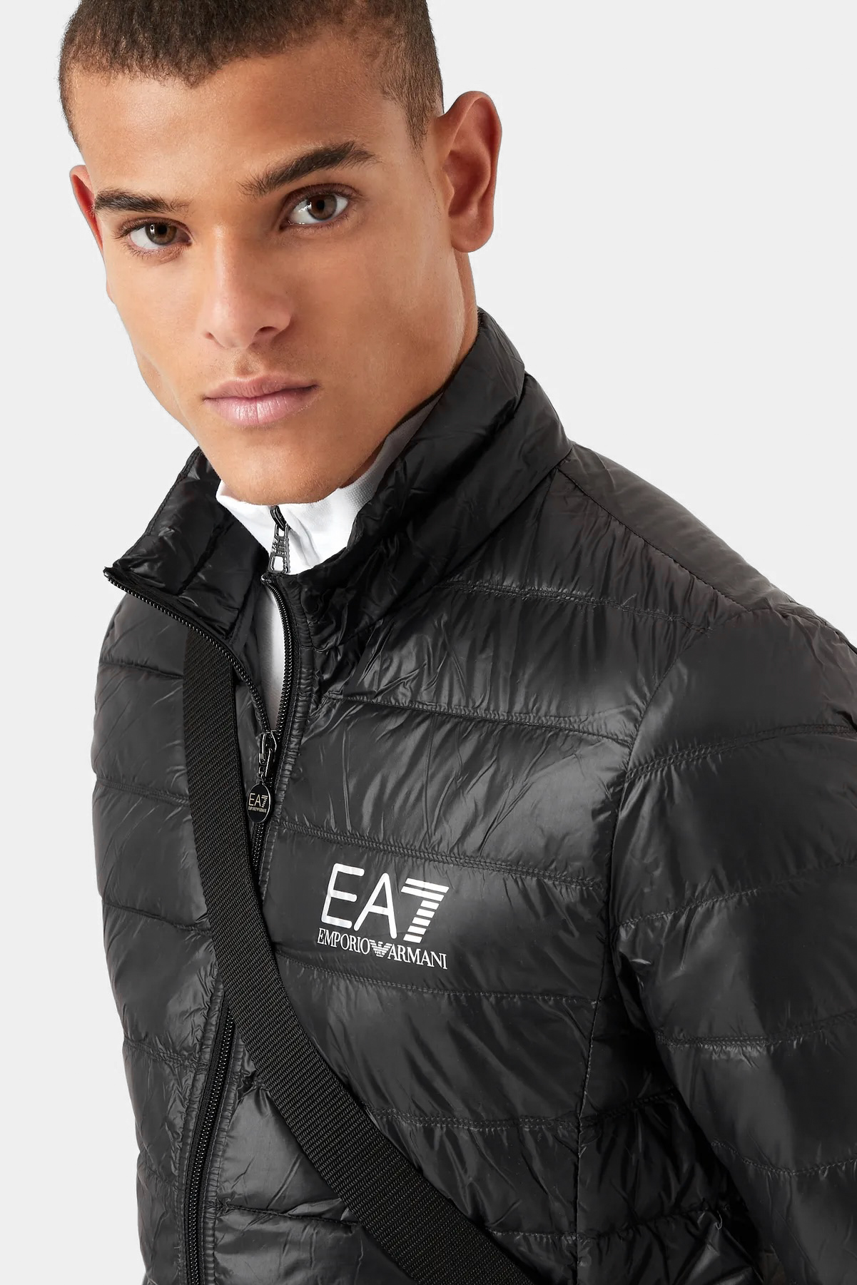 Чорна куртка EA7
