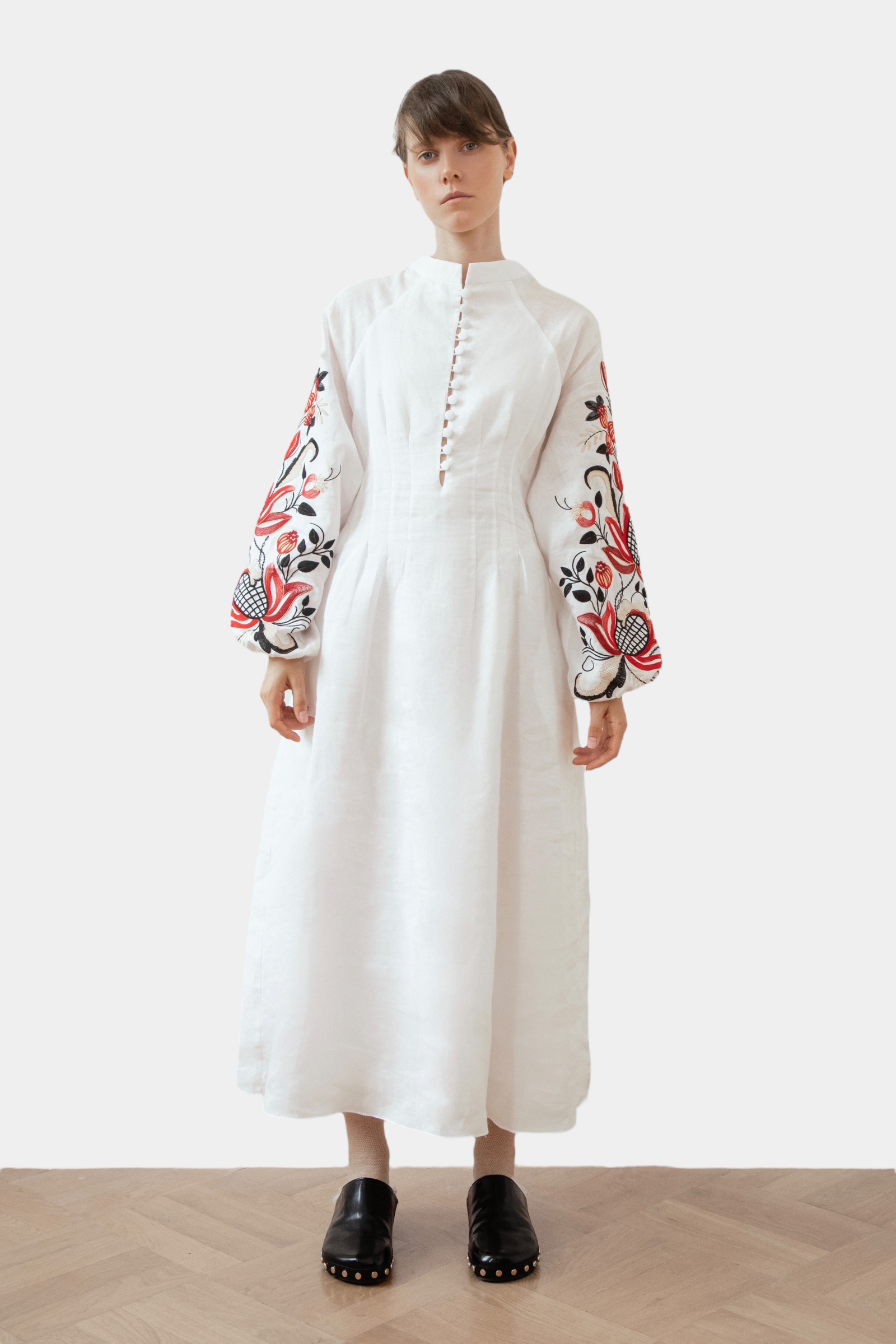 Біла сукня "Гранатова Лоза" (барвиста вишивка)